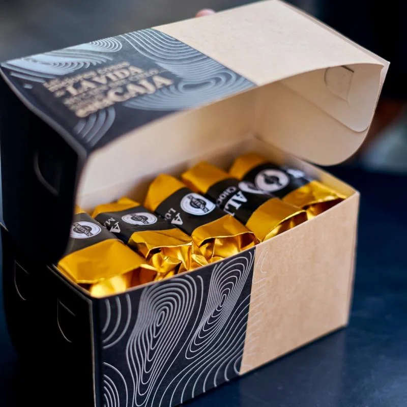 Caja Porteños con cinco alfajores argentinos envueltos en dorado