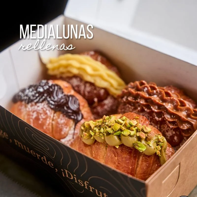Caja de medialunas Porteños con distintos rellenos